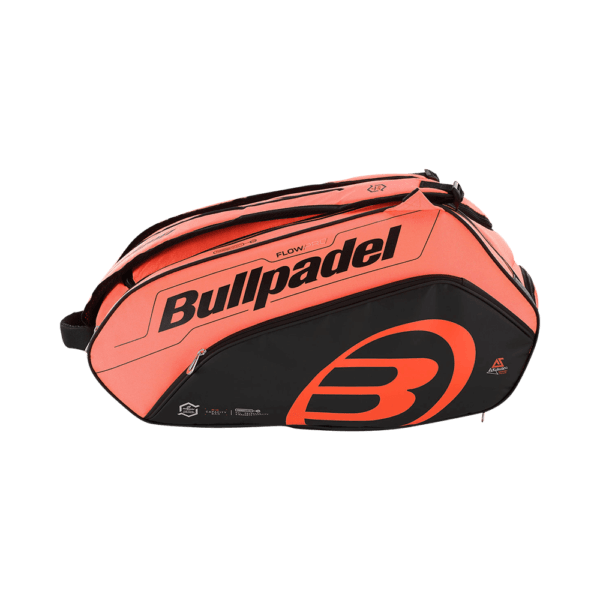 Bullpadel Flow Bag 2021 är bästa padelväska i mellanklassen på grund av sina många fina egenskaper och snygga design i svart och persikafärg.