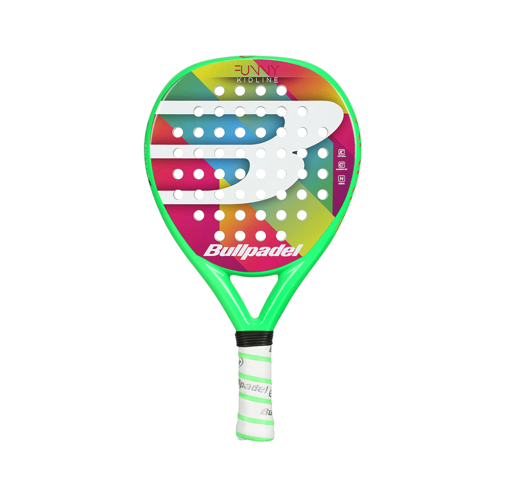 Bullpadel Funny Boy 2021 är ett padelracket för de allra minsta barnen. Med härliga färger blir det en rolig kompis på banan.