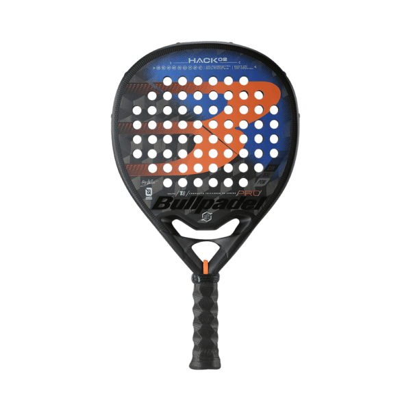 Bullpadel Hack 02 2021 är ett droppformat padelracket från Bullpadel, ett otroligt populärt racket som mixar fart och kontroll på bästa sätt
