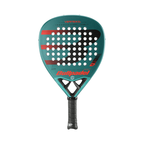 Bullpadel Vertex 03 Comfort 2021 är ett lillasyskon till Vertex 03 och ett snällare och mer förlåtande padelracket. Används bland annat av proffsen Juan Tello och Martín Di Nenno.