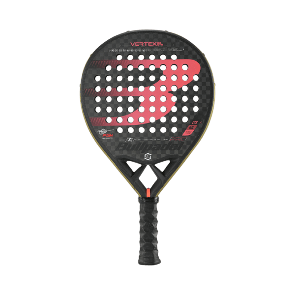 Bullpadel Vertex 03 Control 2021 är det mer kontrollinriktade versionen av Vertex, förmodligen ett av världens mest sålda racket. På ytan finns en sträv sandpappersyta för mer spin i bollen.
