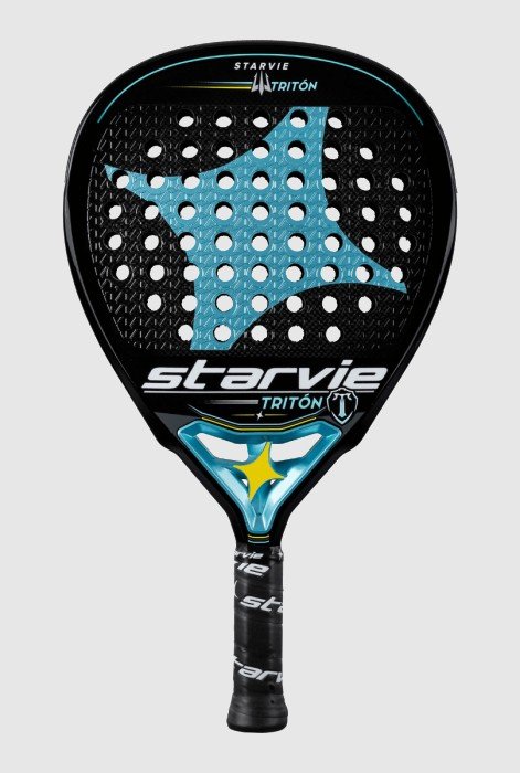 Starvie Triton 2021 är ett svart racket med blåa detaljer. Ett riktigt kraftpaket i droppform och mycket populärt padelracket