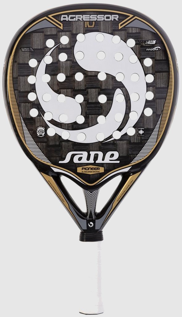 Sane Agressor 4 2021 är ett mångsidigt padelracket för spelare med höga krav på sitt racket.