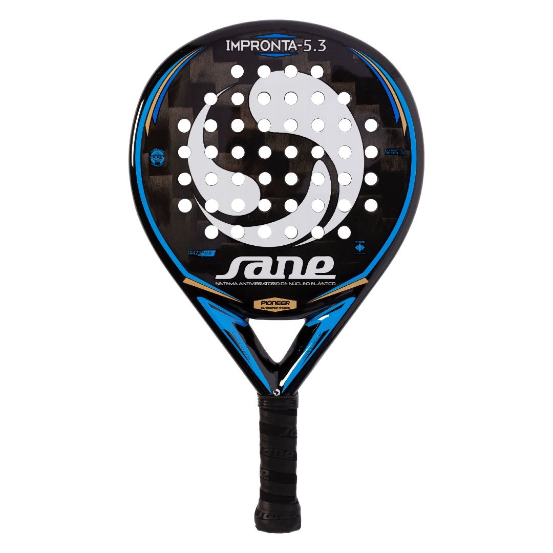 Sane Impronta 5.3 Hybrid 2021 är en mix av Impronta Max Pro Compact och Soft. Ett allround racket för spelaren som vill vara både offensiv och defensiv i spelet.