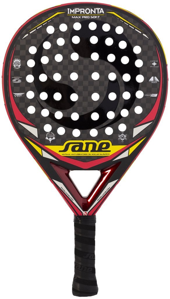 Sane Impronta Max Pro Soft är ett padelrackety för spelare runt medelnivå. Det erbjuder mycket fin kontroll i spelet