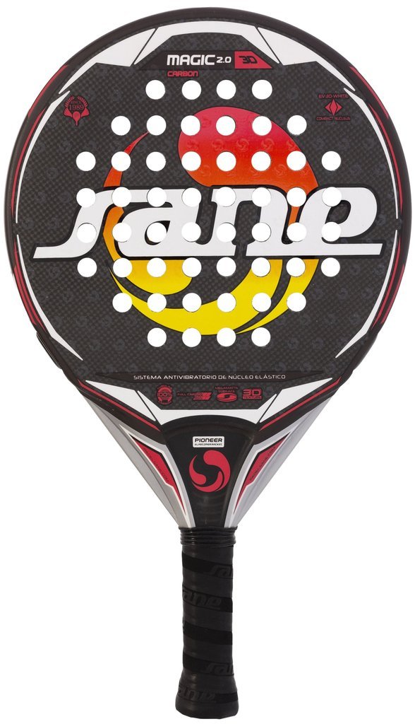 Sane Magic Pro Carbon 3D 2021 är ett något annorlunda padelracket från Sane med sitt stänga rackethjärta. Har fina kontrollegenskaper.
