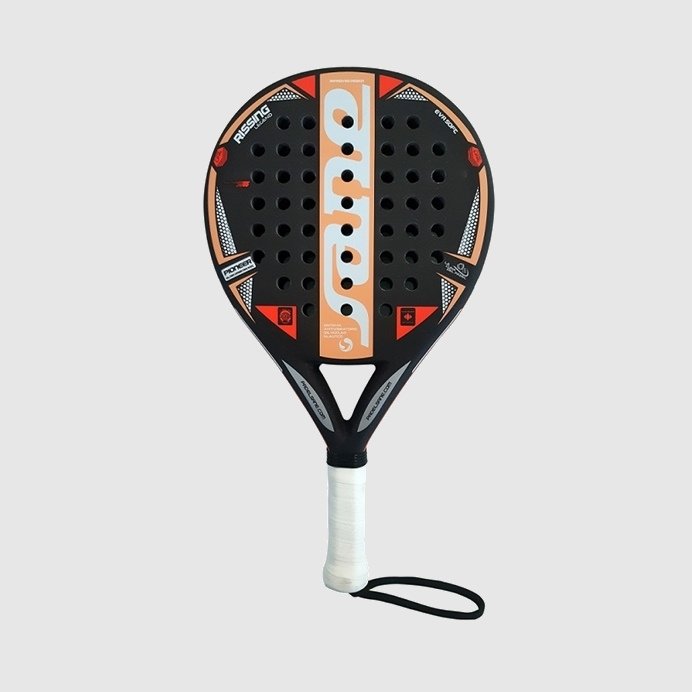 Sane Rissing Carbon Legend 3D är ett runt padelracket med mycket fina kontrollegenskaper. Prisvärt och snygg design