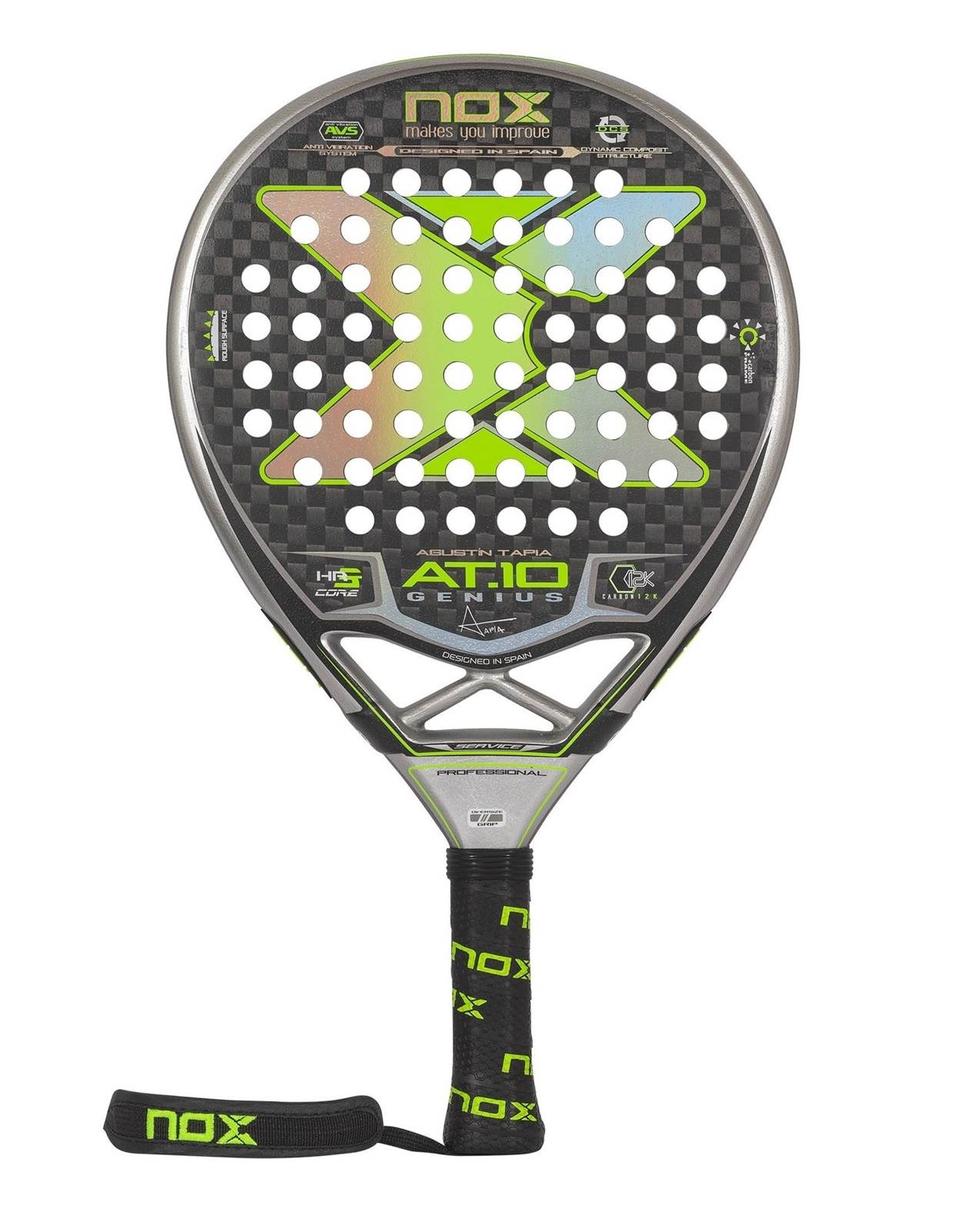 NOX AT10 Luxury Genius Arena 2021 är ett droppformat padelracket som används av proffset Agustín Tapia. Ett allround racket som erbjuder mycket fina egenskaper i både det defensiva och offensiva spelet.