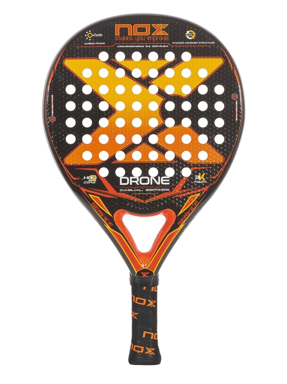 NOX Drone 2021 är ett rundformat lättare padelracket som passarutmärkt för nybörjare och motionärer. Prisvärt med bra material i racket.