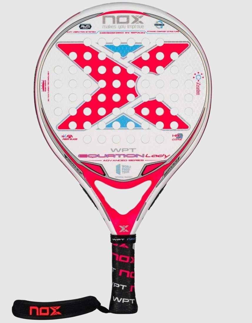 NOX Equation Lady WPT 2021 är ett rundformat och lätt padelracket som är framtagen för damer. Ger en bra kontroll och komfort i alla slag.