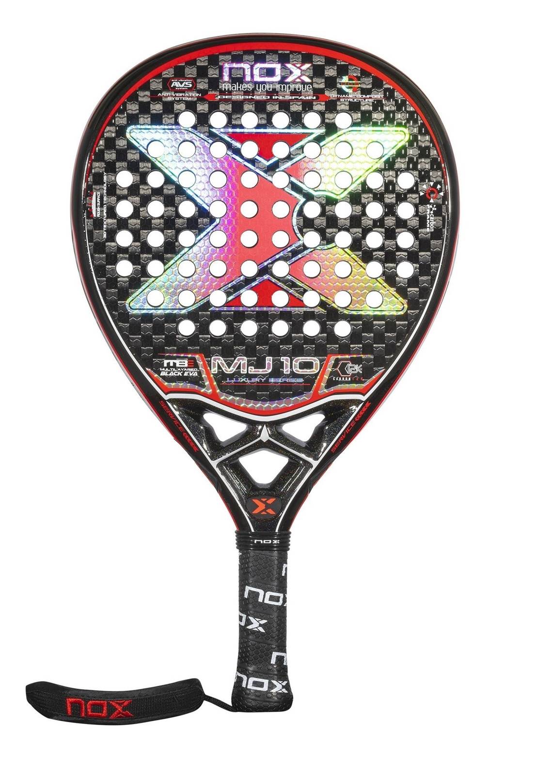 NOX MJ10 Luxury 2021 är ett diamantformat padelracket som erbjuder bra med kraft och fin kontroll i slagen. Gediget byggd med en påkostad kärna av flera olika lager och en träffyta i 12K kolfiber. Används av damproffset Majo Sánchez Alayeto.