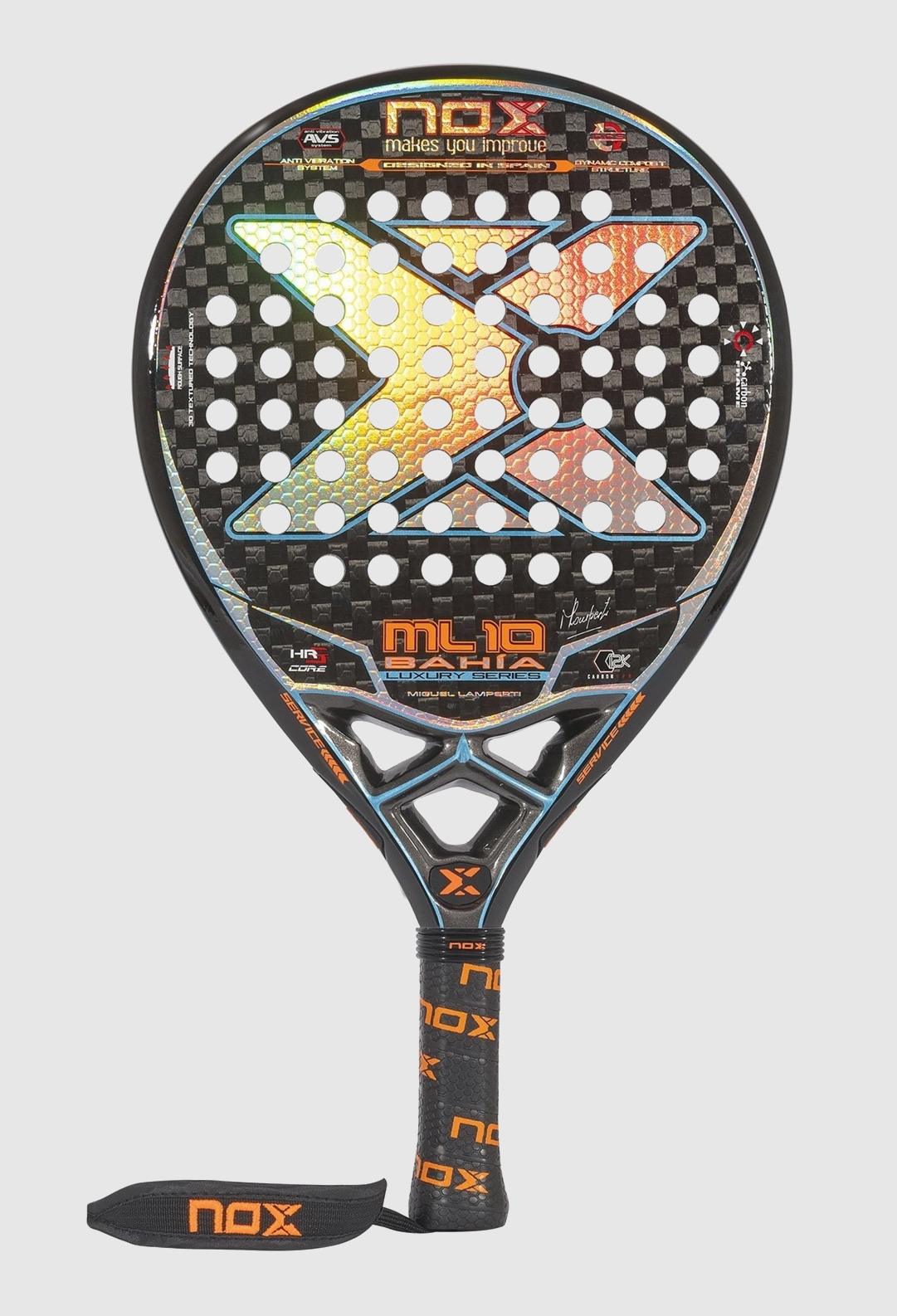 NOX ML10 Luxury Bahia 2021 är ett allround padelracket med en droppform och jämn medelbalans. För lite mer erfarna motionärer och medelspelare.