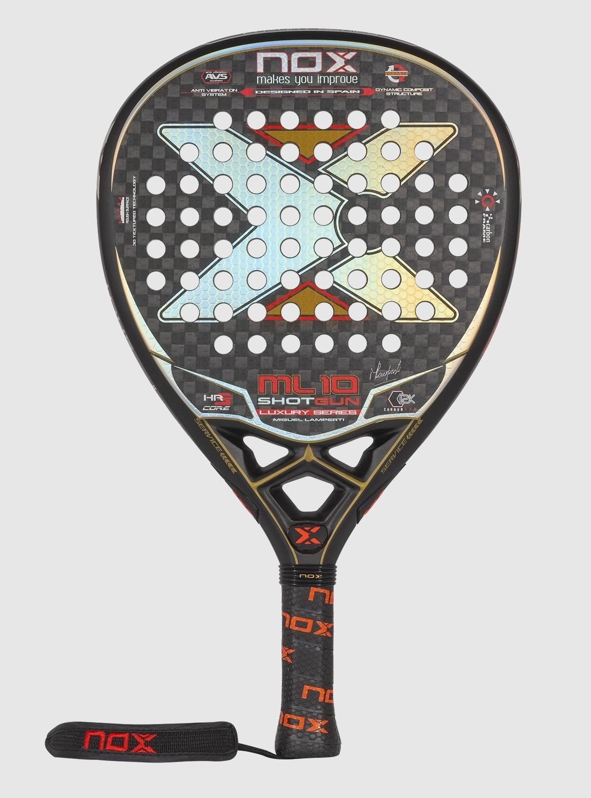 NOX ML10 Luxury Shotgun 2021 är ett padelracket för den offensiva padelspelaren som mer än gärna smashar bollen och spelar med fart och press.