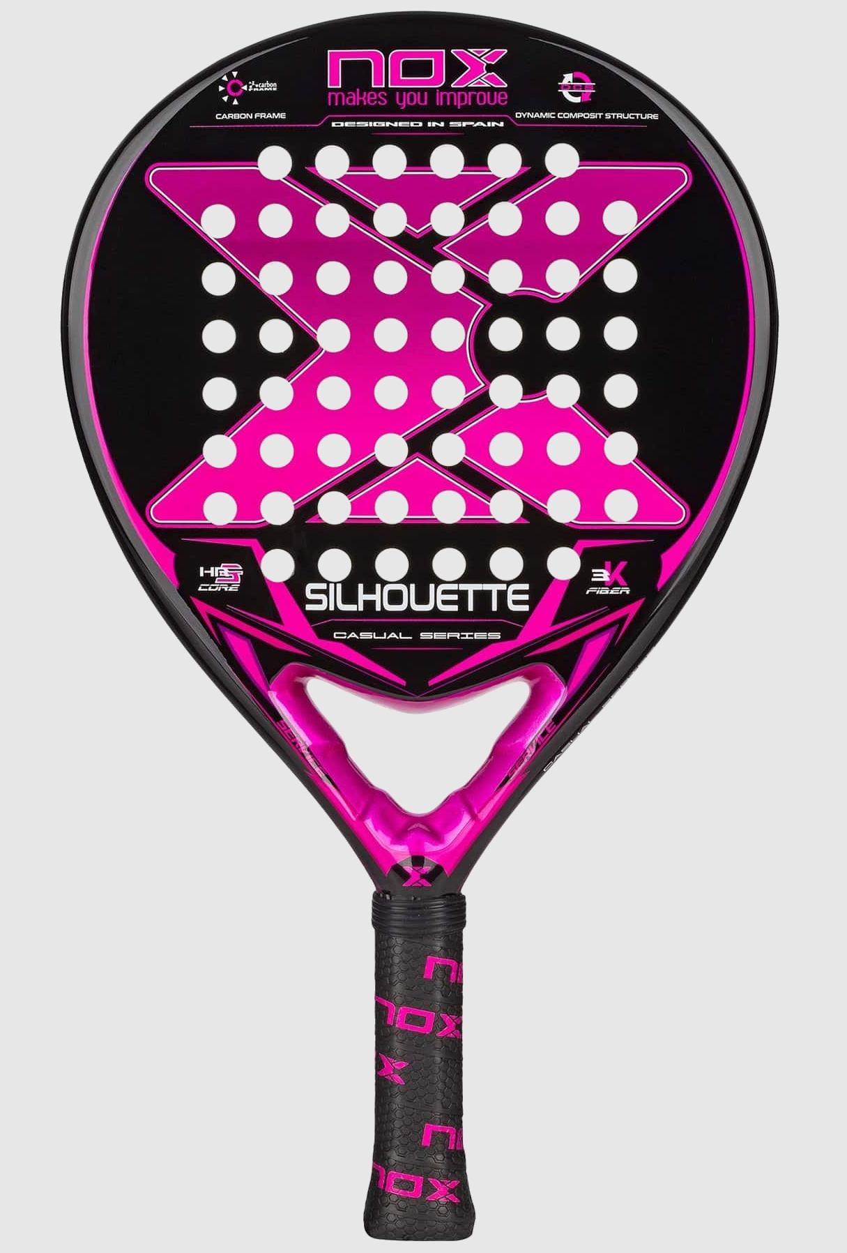 NOX Silhouette 2021 är ett rundformat padelracket i oversize. Ramen och träffytan är därför större än standard och ger en stor och lättspelad sweet spot. Lämpligt för både damer och herrar som söker ett lättare racket.