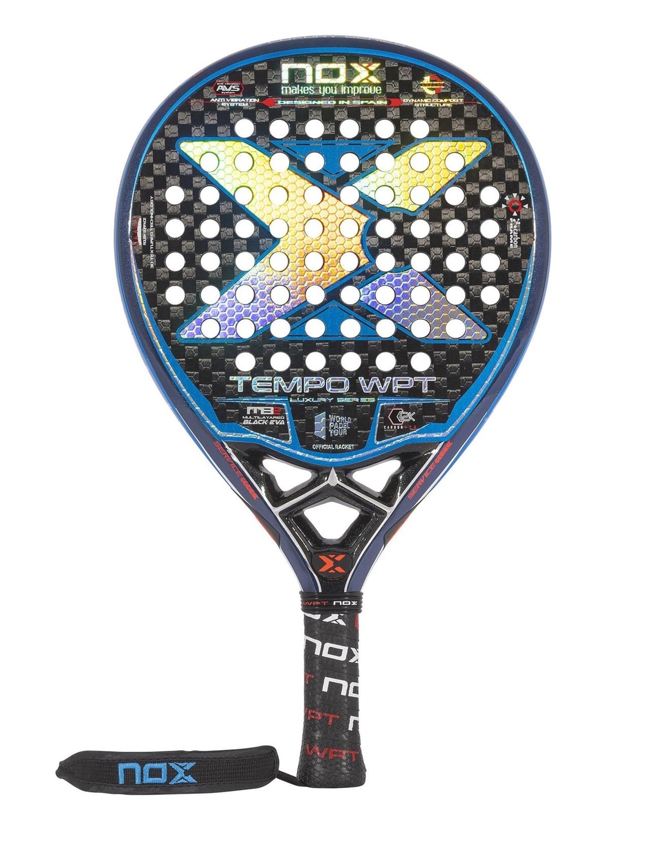 Det blåa NOX Tempo WPT Luxury 2021 är ett droppformat padelracket med medelbalans som erbjuder en optimal mix av fart och kontroll.