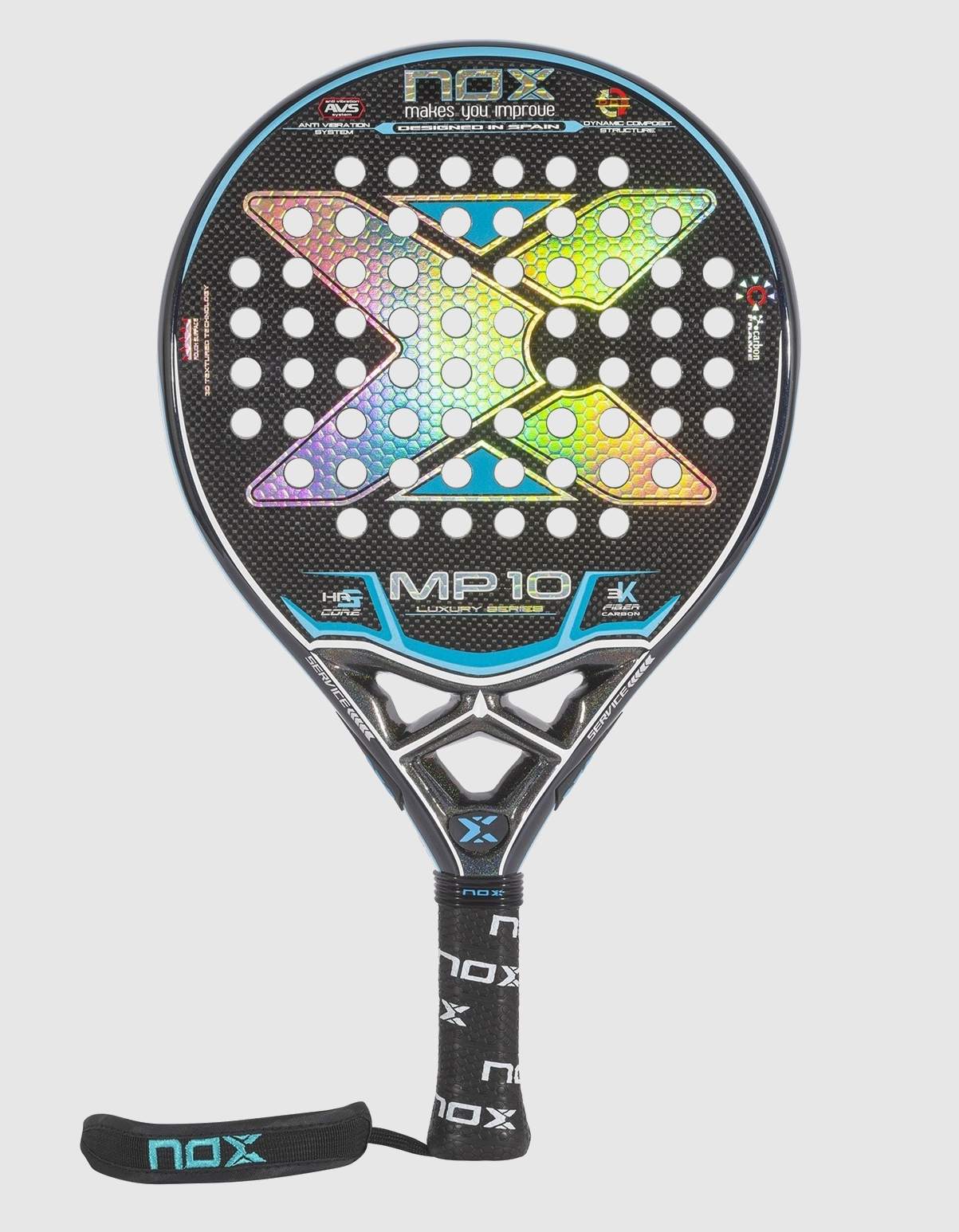 NOX MP10 Luxury 2021 är ett rundformat padelracket med låg balans som erbjuder en fantastisk kontroll. Lättspelat och smidigt att hantera.