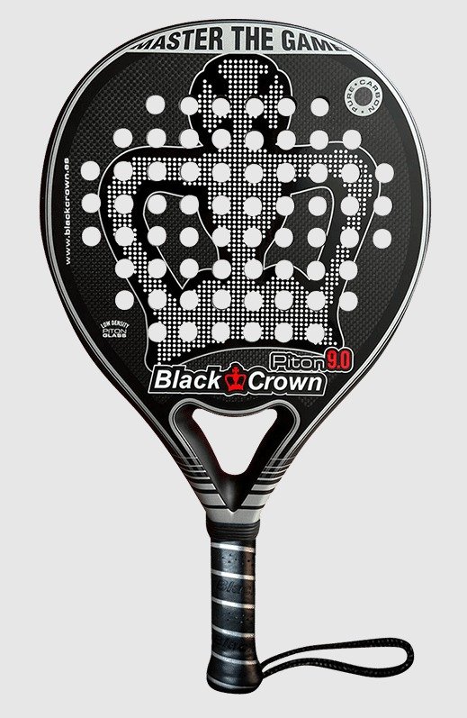 Black Crown Piton 9.0 2021 är ett runt padelracket med främsta fokus på kontroll, som med sin kolfiberyta och hårda kärna ger en utmärkt precision i slagen.