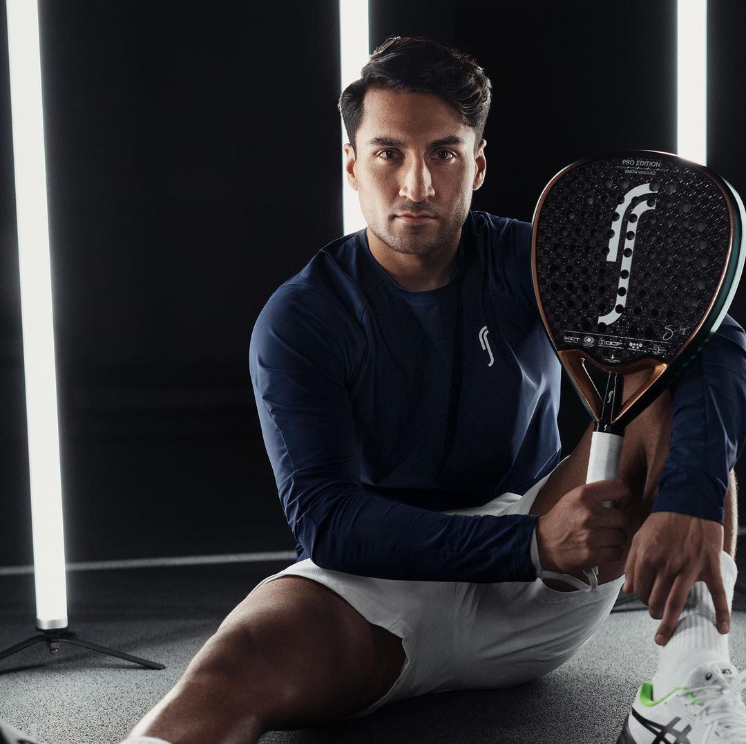 Simon Vasquez och hans padelracket för 2022 som är RS Pro Edition. Ett fartfyllt och offensivt racket med härlig kraft i slagen.