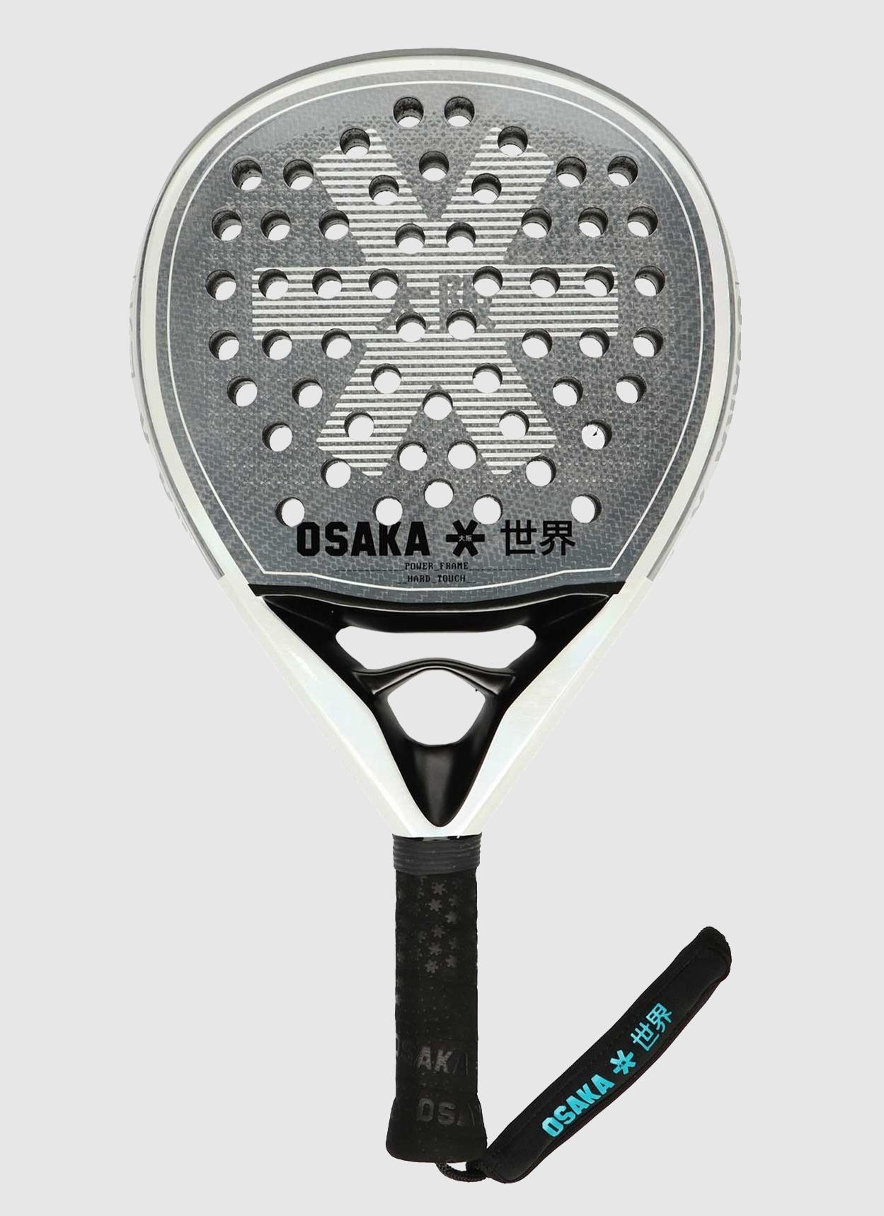 Osaka Pro Tour Limited Edition 2021 är ett droppformat padelracket med en hård uppbyggnad, gjord för den offensiva spelaren som vill kontrollera fart och precision helt själv.