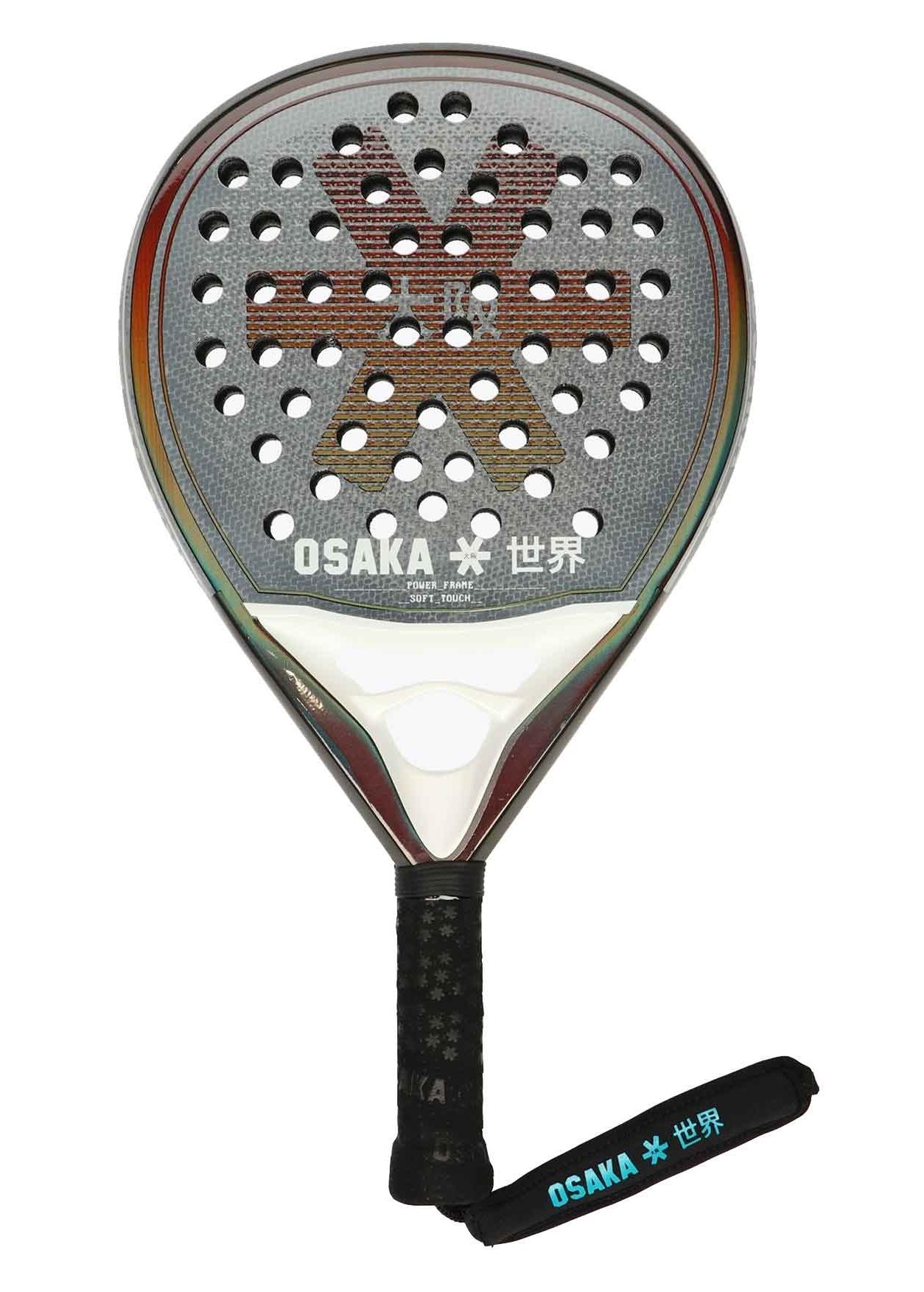 Osaka Pro Tour Limited Edition Soft 2021 är ett droppformat padelracket med en medelhård uppbyggnad som passar för både motionärer och avancerade spelare. Fantastiska egenskaper på banan med en fin mix av kraft och kontroll.
