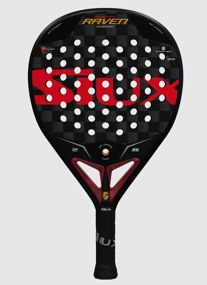 Siux Raven 18K Hybrid 2021 är ett droppformat padelracket som erbjuder bra allroundegenskaper med riktigt kraftfulla slag i de rätta träffarna.