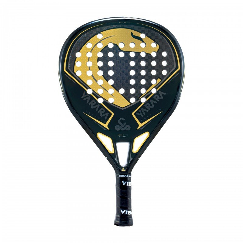 Vibor-A Yarara Liquid Edition 2021 är ett droppformat padelrack gjort av påkostade materilval, en riktigt toppmodell. Bra defensiva egenskaper med fin kontroll i bollträffen, samtidigt som det går att smälla på och agera aggresivt framme vid nät.
