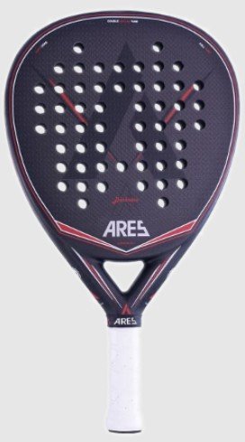 Ares Darkness 2021 är ett diamantformat padelracket som erbjuder riktigt bra med fart i slagen, samtidigt som den mjuka kärnan gör den defensivt skön att spela med.
