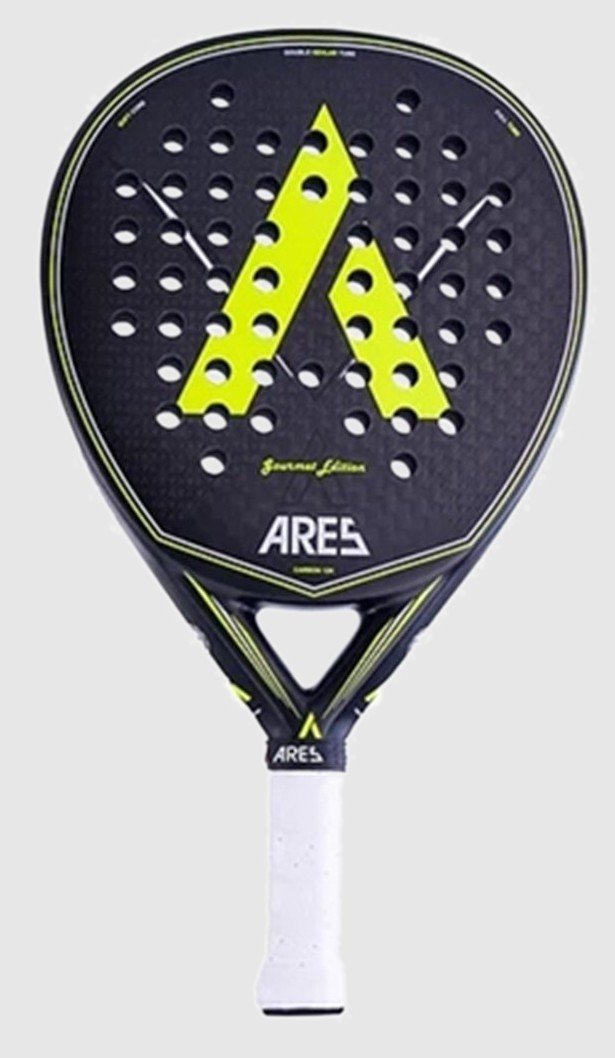 Ares Gourmet Edition 2021 är ett droppformat padelracket med medelbalans och erbjuder därför en kombination av fart och kontroll. Den styva träffytan och mjuka kärnan ger kraft och precision i slagen.