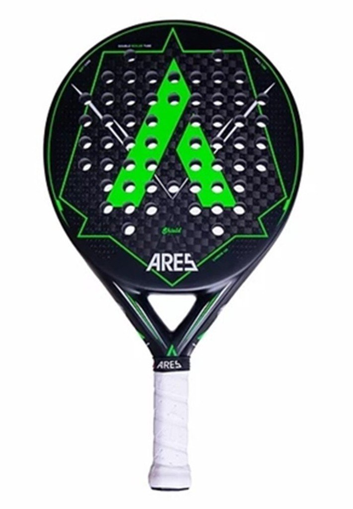 Ares Shield 2021 är ett rundformat padelracket med låg balans som erbjuder en förstklassig kontroll på banan. Defensivt starkt och ett giftigt vapen framme vid nät.