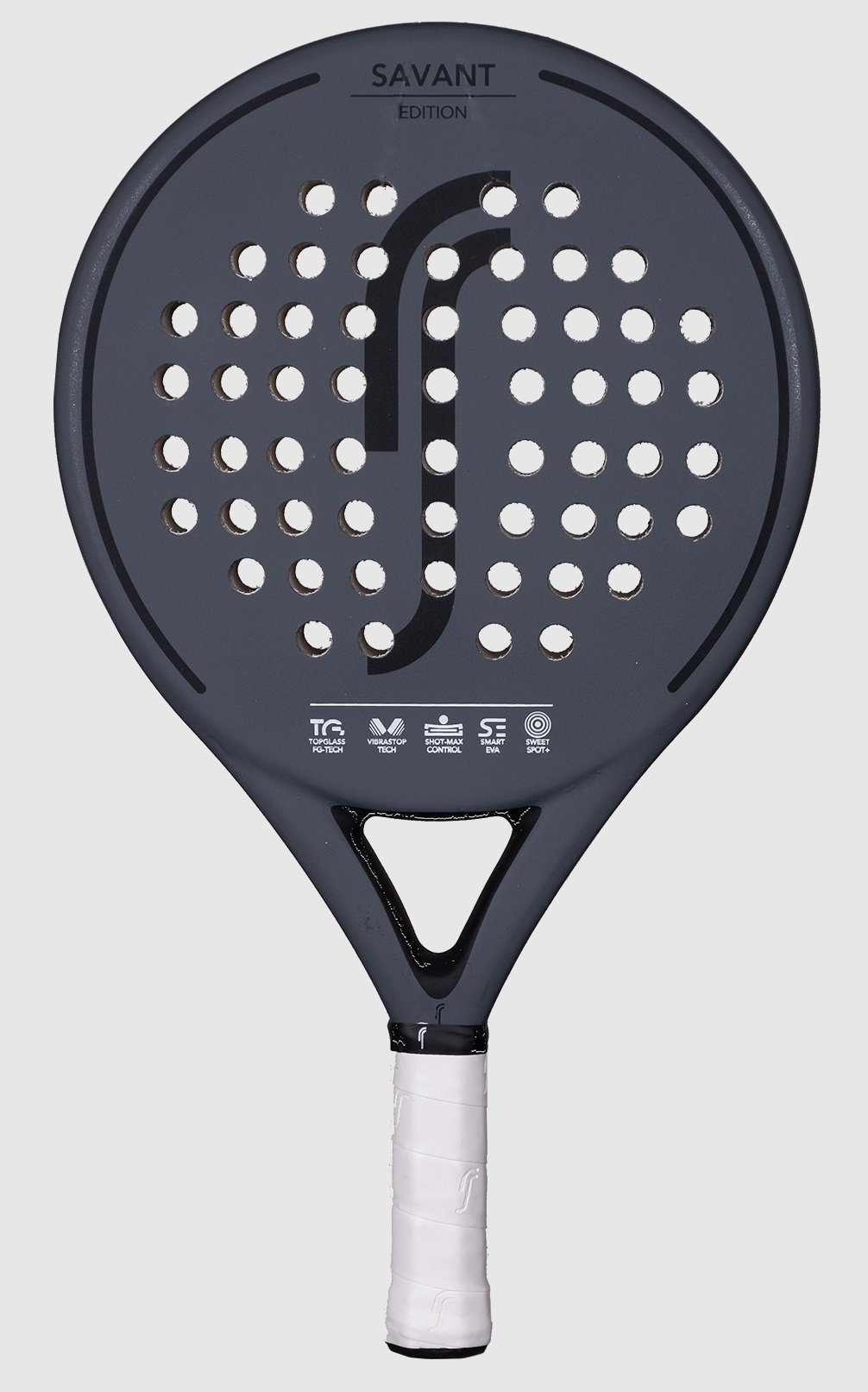 RS Savant 2021 är ett rundformat och lättspelat padelracket som passar för nyare spelare och motionärer som spelat ett tag. Skonsamt, lätthanterat och snyggt.