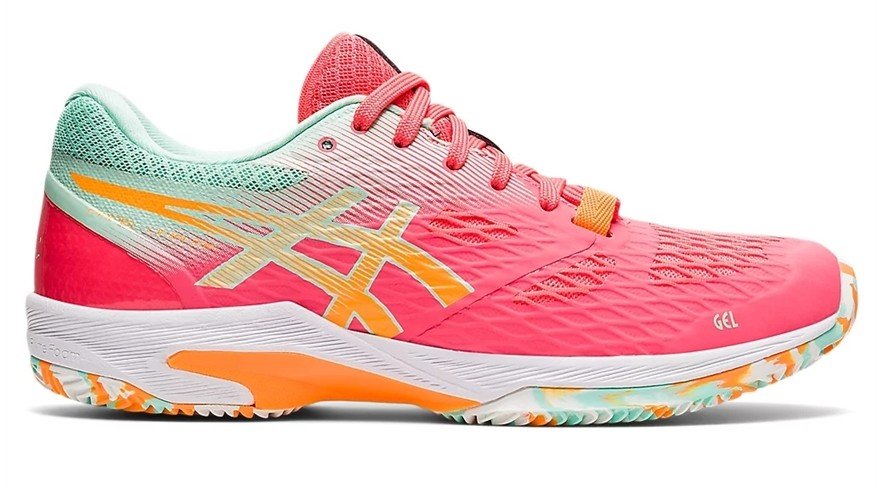 ASICS Padel Lima FF för dam är en av de mest populäraste padelskorna, här i en snygg korall och rosa färg. Skon erbjuder hög komfort, fantastisk dämpning och bra grepp till ett vettigt pris. Vårt val av bästa padelsko 2021 mellan för damer.