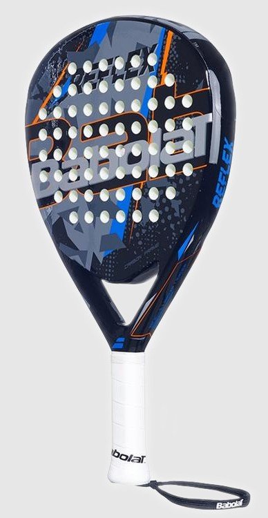 Nya Babolat Reflex 2021 är ett diamantformat padelracket som lämpar sig för padelspelaren som vill testa på att spela med en diamantform på racket. Det mjuka materialet gör det förlåtande och skonsamt. Passar även tennisspelare eller andra med racketvana som vill börja spela padel.
