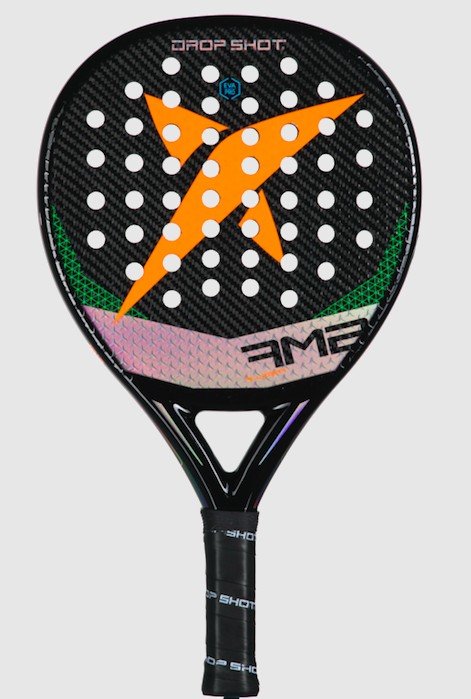 Drop Shot Allegra 2021 är ett prisvärt racket för padel som är väldigt allround och passar både offensiva och defensiva spelare.