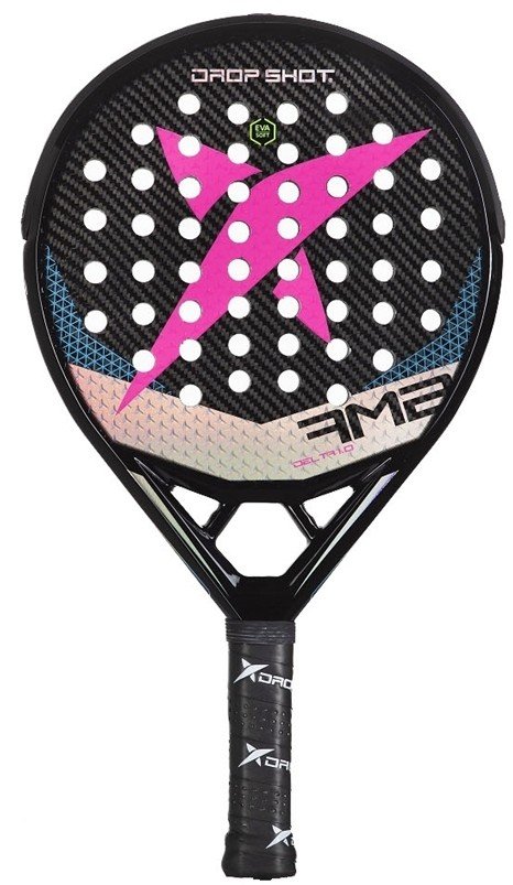 Drop Shot Delta 1.0 2021 är ett rundformat padelracket med låg balans, som erbjuder hög kontroll och precision i slagen. Defensivt starkt och placeringssäkert.