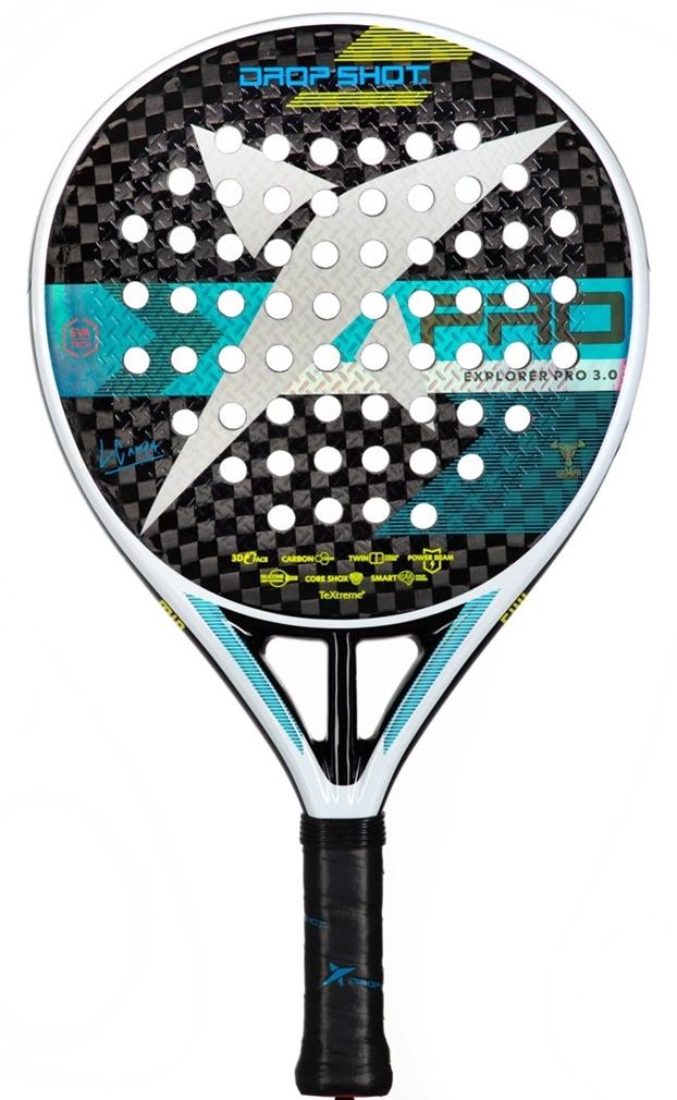 Drop Shot Explorer Pro 3.0 2021 är ett påkostat racket som levererar explosiv fart och kraft tack vare en styv uppbyggnad.