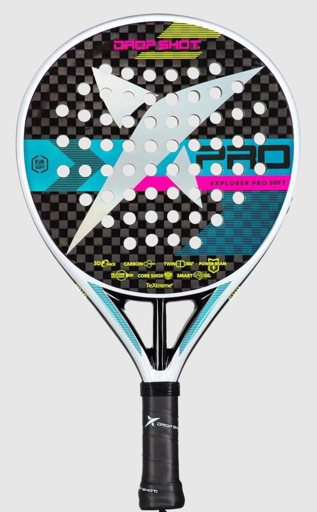 Det droppformade padelracket Drop Shot Explorer Pro 3.0 Soft 2021 har en riktigt trevlig bollträff och passar både motionären och medelspelaren som vill ha ett skonsamt racket med bra fart.