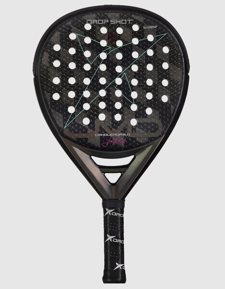 Drop Shot JMD Conqueror 9.0 2021 är toppmodellen hos Drop Shot och Juan Martín Díaz val av padelracket på WPT. Detta hårda droppformade racket är en best att smasha med och ger en otrolig fart.