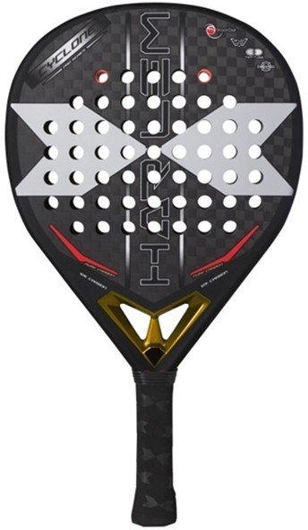 Harlem Padel Cyclone 12K 2021 kommer med en droppform och medelhög balans i kombination med en 12K kolfiber träffyta. Trevlig träffkänsla och skonsam mot armbåge.