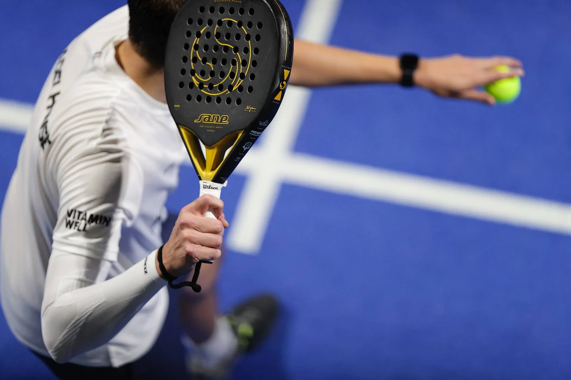 Hos många padelhallar kan man ta lektioner av padeltränare. Det hjälper för att bli en bättre spelare och minska skaderisken. En utmärkt present till en padelspelare.