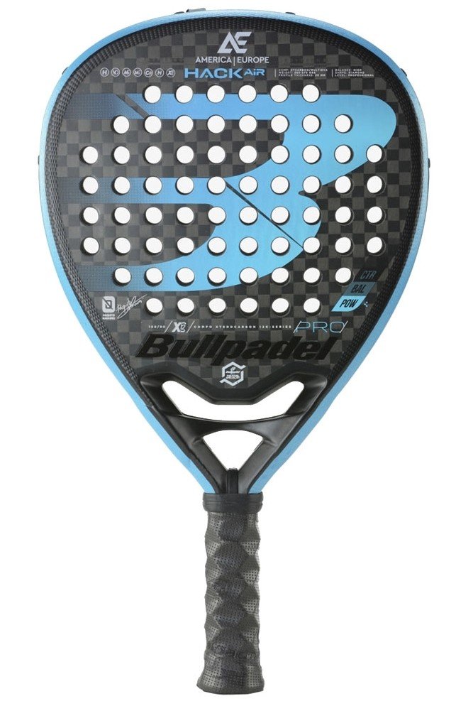 Bullpadel Hack Air Limited Edition AE 2021 togs fram i en begränsad upplaga till turneringen America vs. Europe. Det är limiterad padelracket som användes av Paquito Navarro i Team Europe. Denna versionen är diamantformad och har en annorlunda träffyta jämfört med originalet. Spännande skillnader.