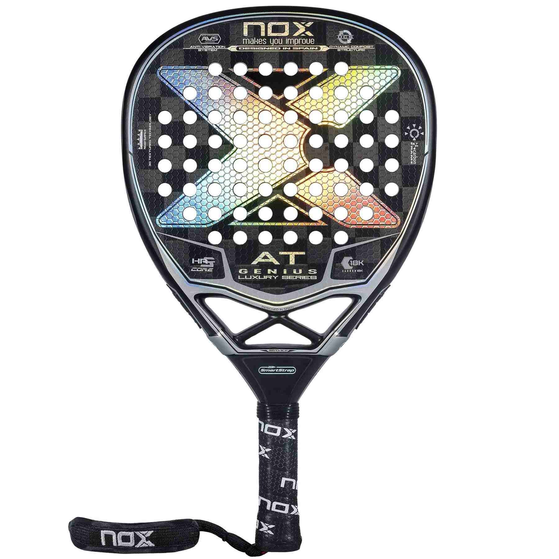 NOX AT Luxury Genius ATTACK 18K 2022 test, recension, review, betyg. Detta kraftpaket är en extremt offensiv version av Agustín Tapias modell NOX AT10. Med denna modellen får man rejält med kraft i slagen, dock på viss bekostnad av kontrollen i racket.