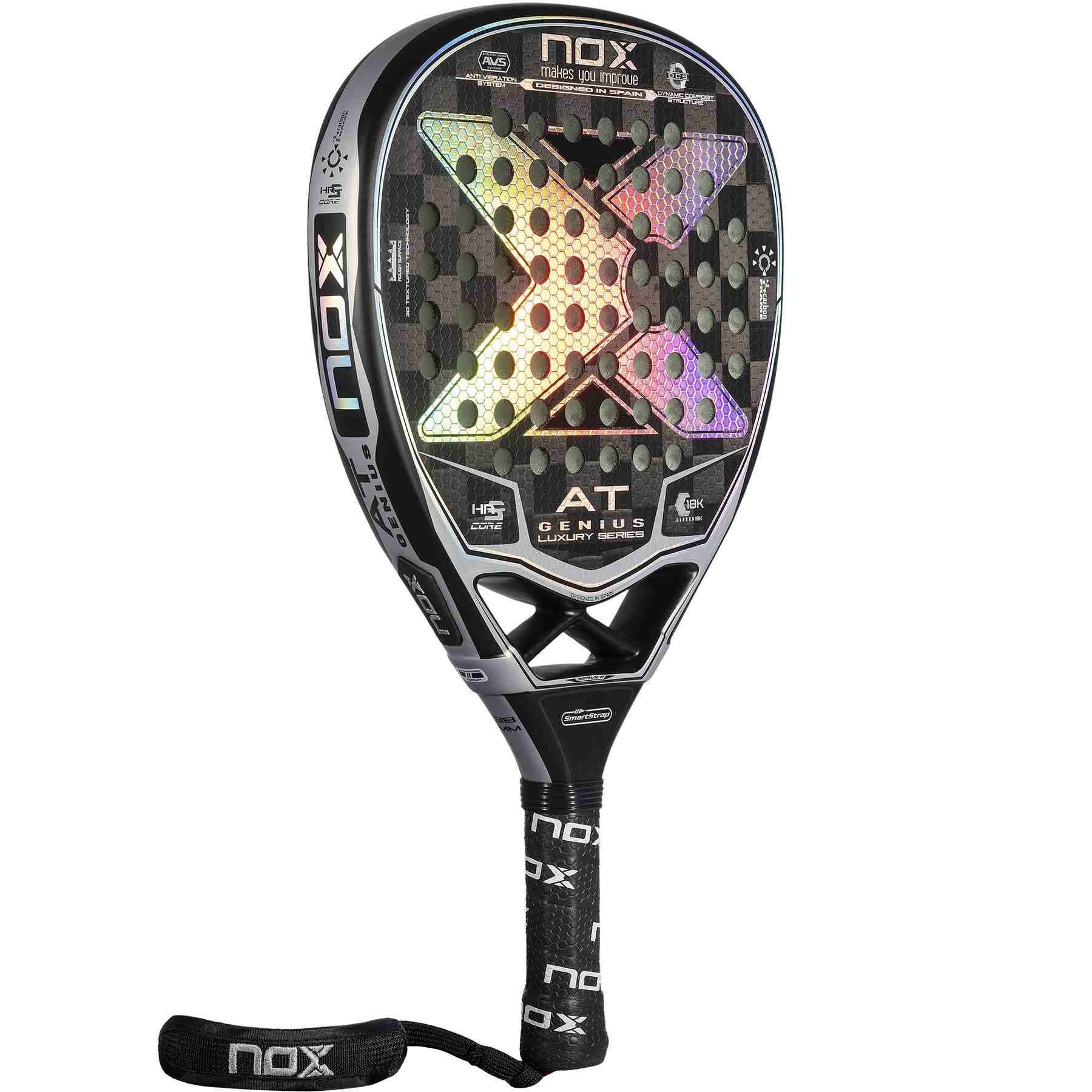 NOX AT Luxury Genius Attack 18K omdöme, test, recension och review. Detta är ett offensivt och hårt padelracket med en explosiv uppbyggnad och diamantform. För den som vill smasha hårt och rejält.