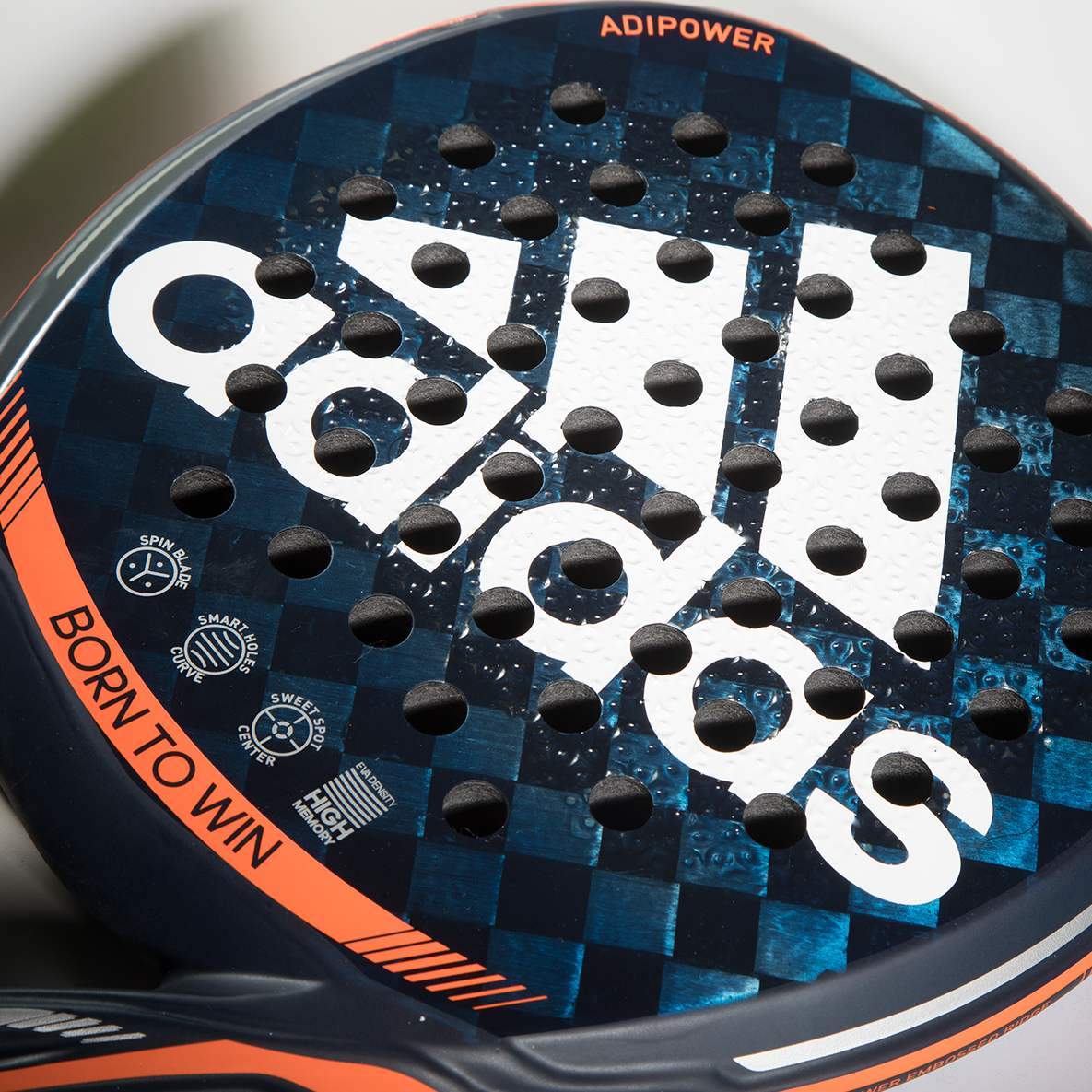Adidas Adipower CTRL 3.1 - Denna bild visar slagytan på Adidas Adipower CTRL 3.1 2022. Ett padelracket som tål hårda test på banan.