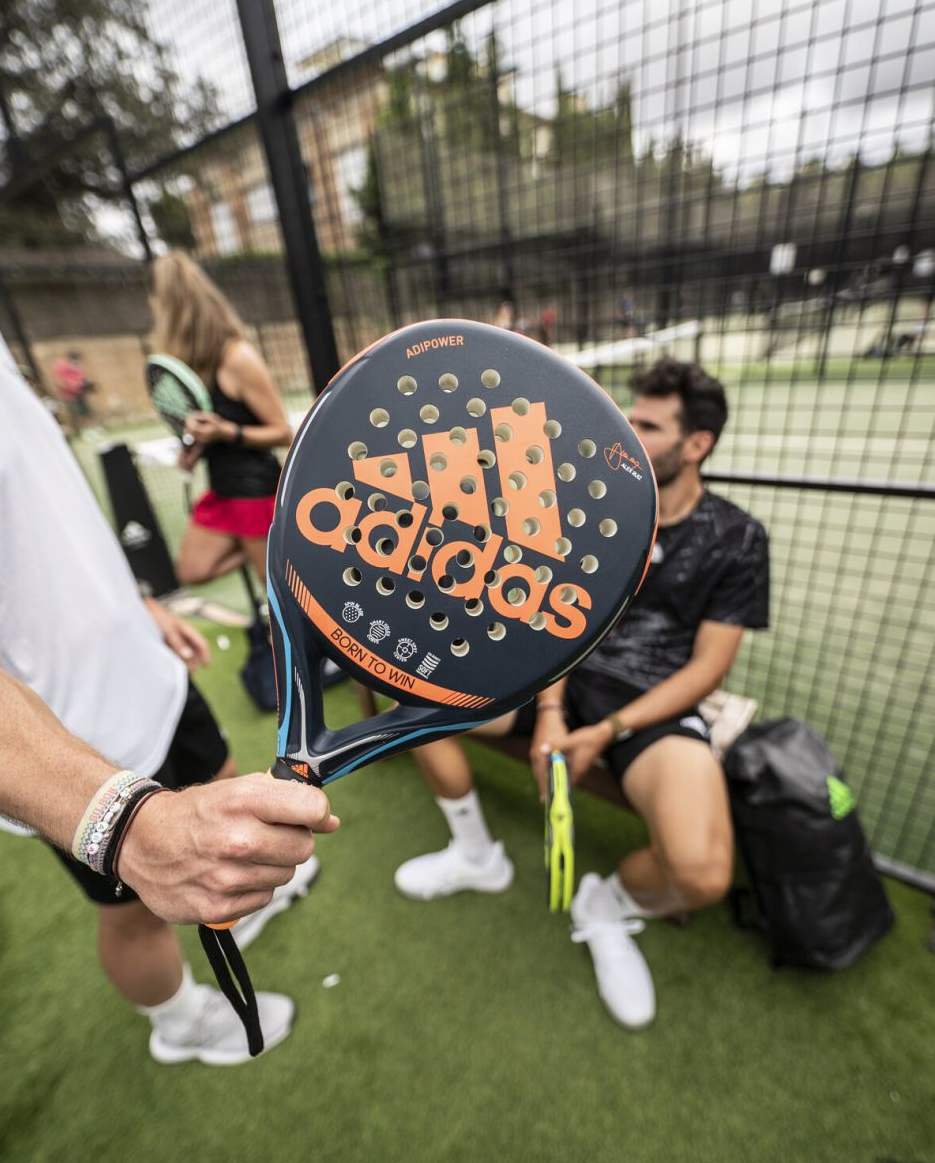 Bild på Adidas Adipower CTRL Lite 3.1 2022 som är ett rundformat och populärt padelracket för motionärer och medelspelare. Skonsamt och med hög kontroll.