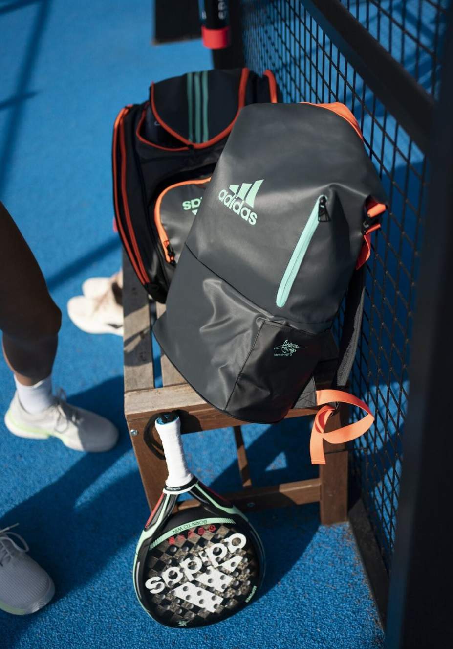 Bild på Adidas Adipower Light 3.1 2022 vid padelbanan tillsammans med en Adidas padelväska och Adidas padelskor.