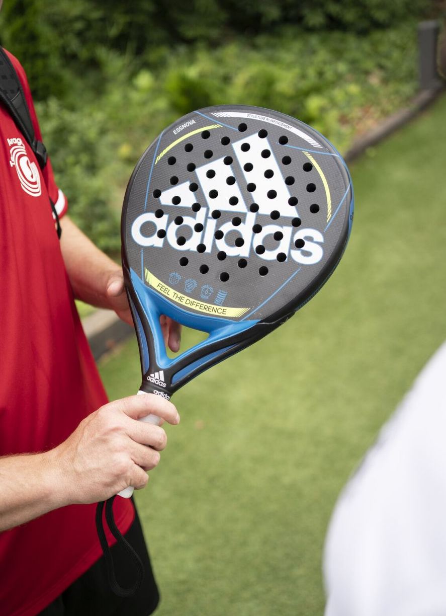 Adidas Essnova Carbon 3.1 2022 recension, test och omdöme. Detta är ett rundformat och prisvärt padelracket.