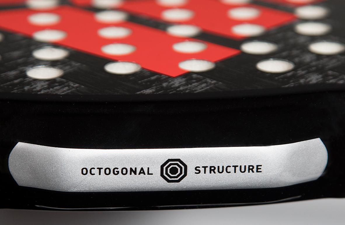 Bild som visar Octogonal Structure på Adidas Metalbone Youth 3.1 2022. En förstärkning av kolfiber som gör racket mer stabilt.