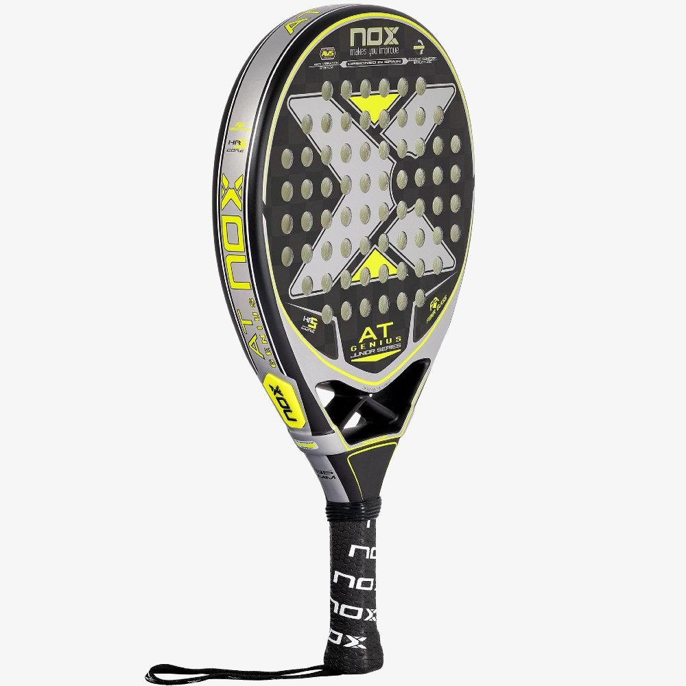 NOX AT10 Genius JR 2022 test och recension. Ett utmärkt val av padelracket för juniorer och barn. Har styrkor i både offensiven och defensiven.