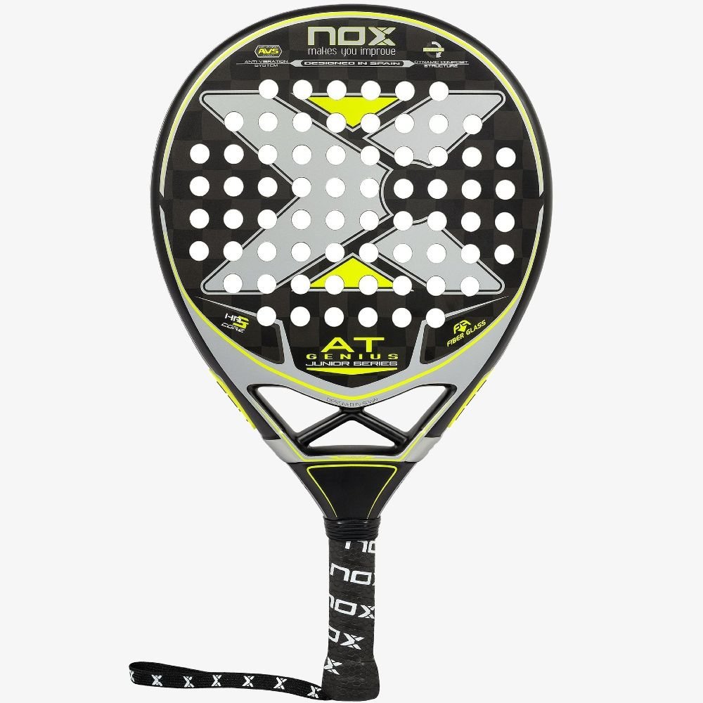 NOX AT10 Genius JR 2022 test och recension. Detta padelracket för barn och juniorer erbjuder hög komfort och bra kontroll i alla slag. Racket har en snygg design och roliga spelegenskaper.