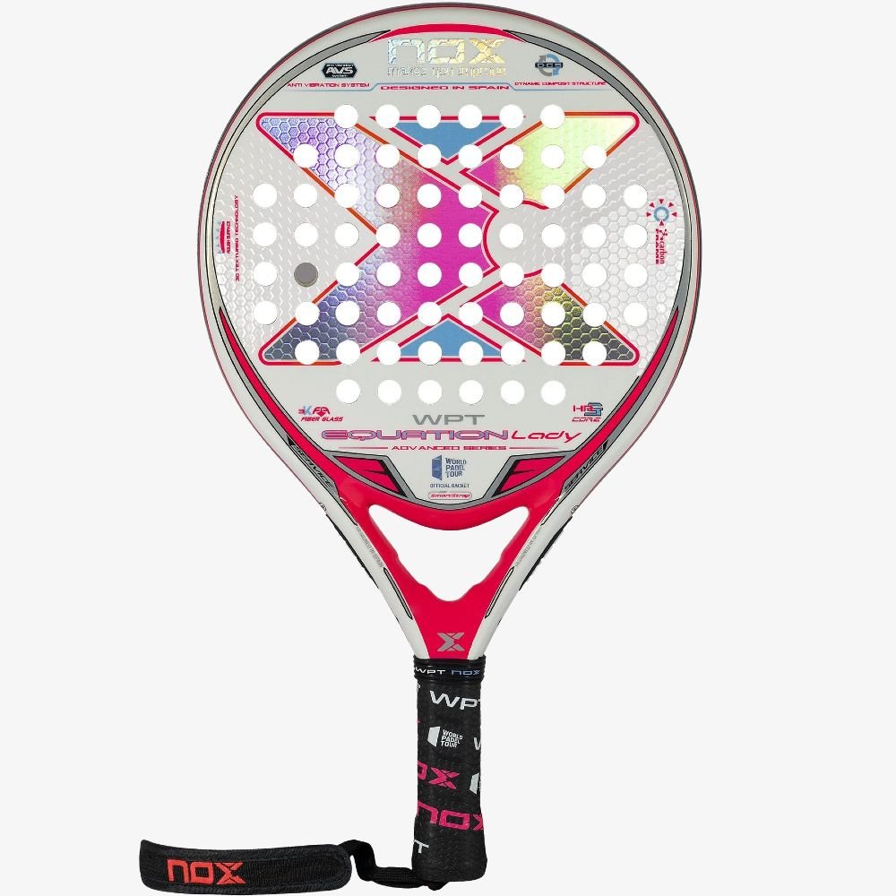 NOX Equation Lady WPT Edition 2022 test och recension. Detta lätta padelracket erbjuder hög kontroll och har förlåtande egenskaper. Optimalt för placeringar och precision.